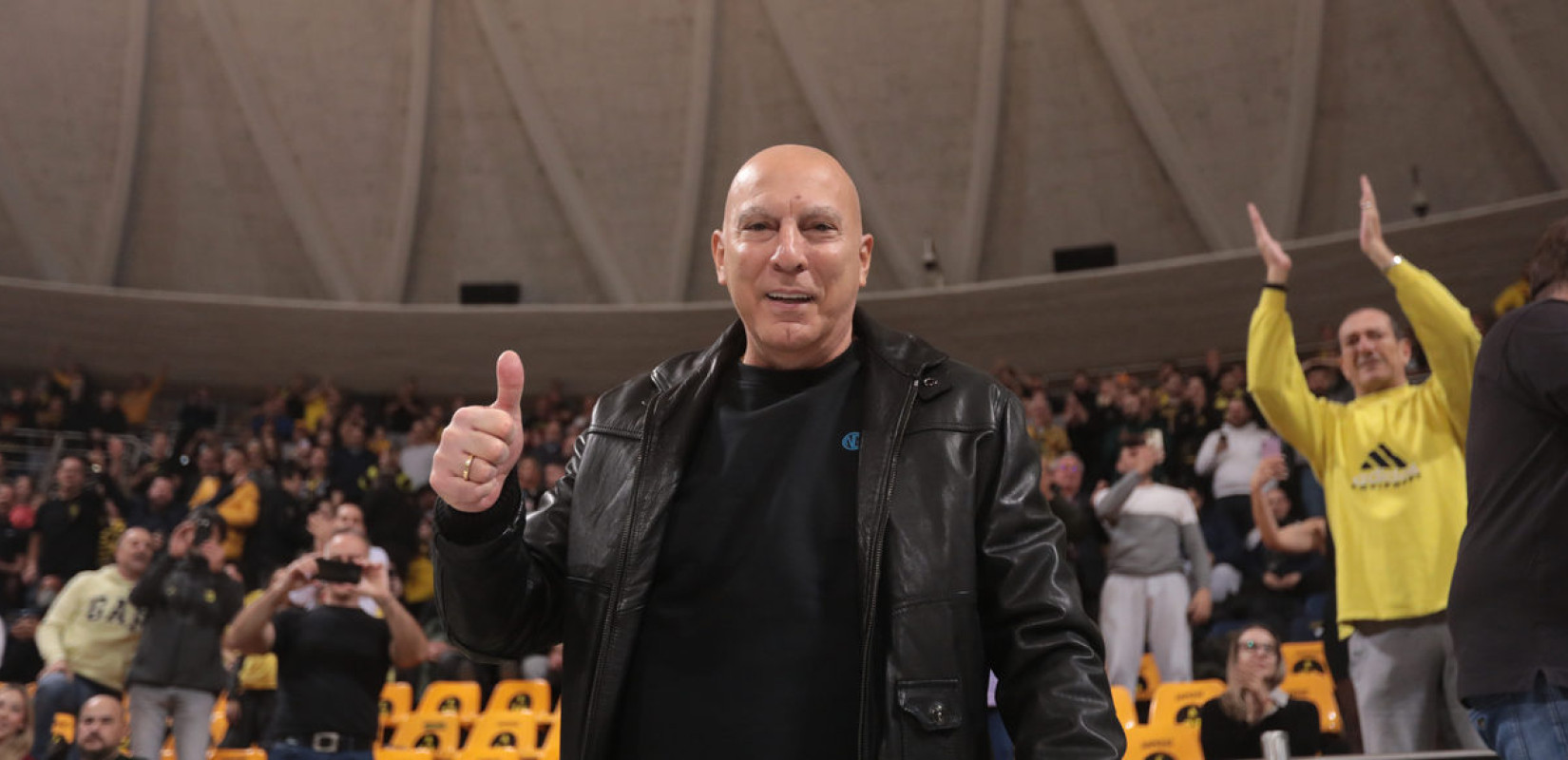 Μπάσκετ: Αποθεώθηκε ο Γκάλης κατά την είσοδό του στο Αλεξάνδρειο (βίντεο)