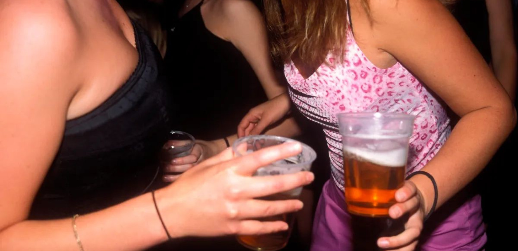 Πώς η υπερβολική κατανάλωση αλκοόλ συνδέεται με πρόωρα και πιο σοβαρά εγκεφαλικά