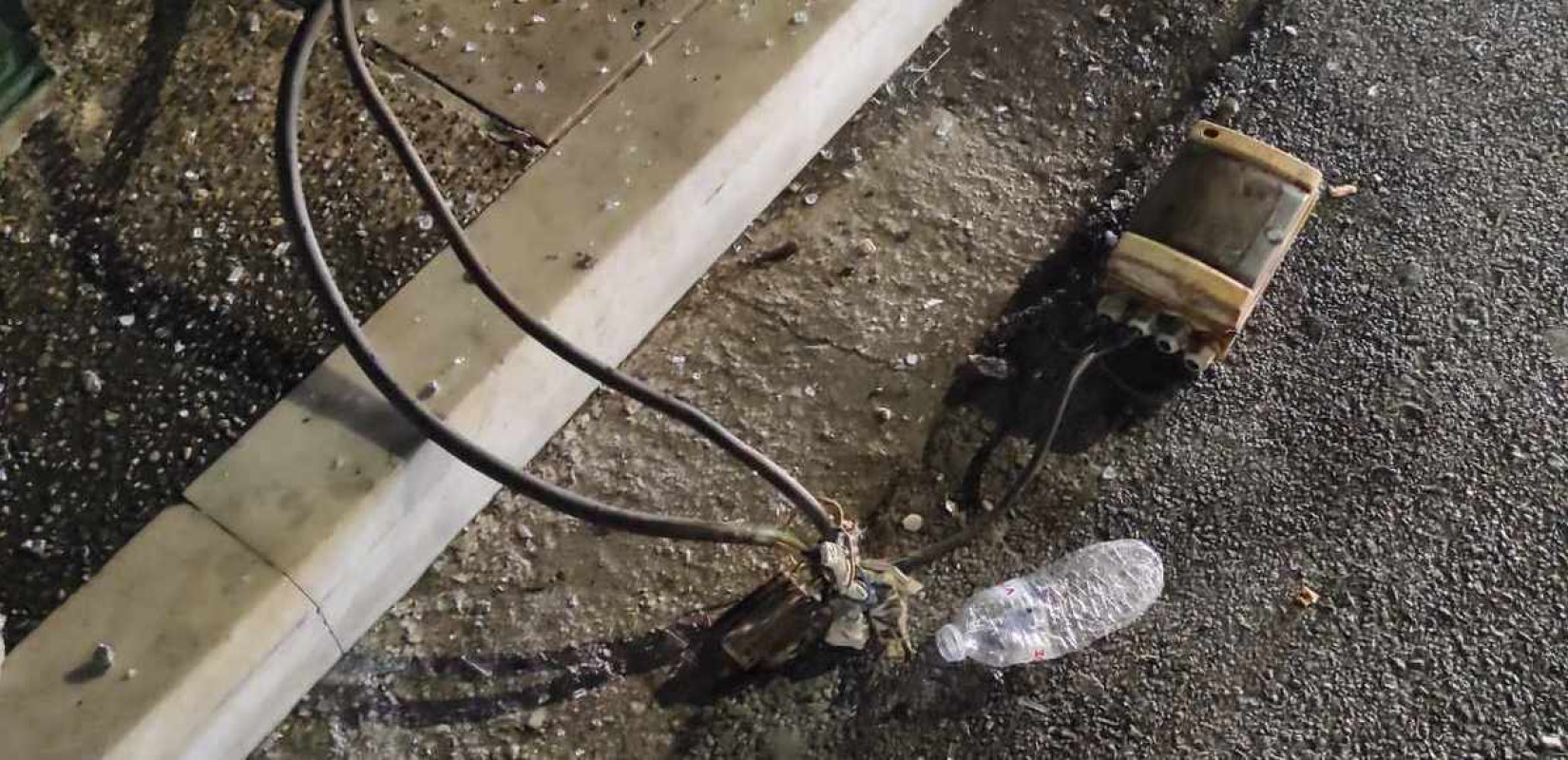 Θεσσαλονίκη: Μεθυσμένη οδηγός πήρε παραμάζωμα τις λάμπες στην παραλιακή - Δείτε φωτογραφίες