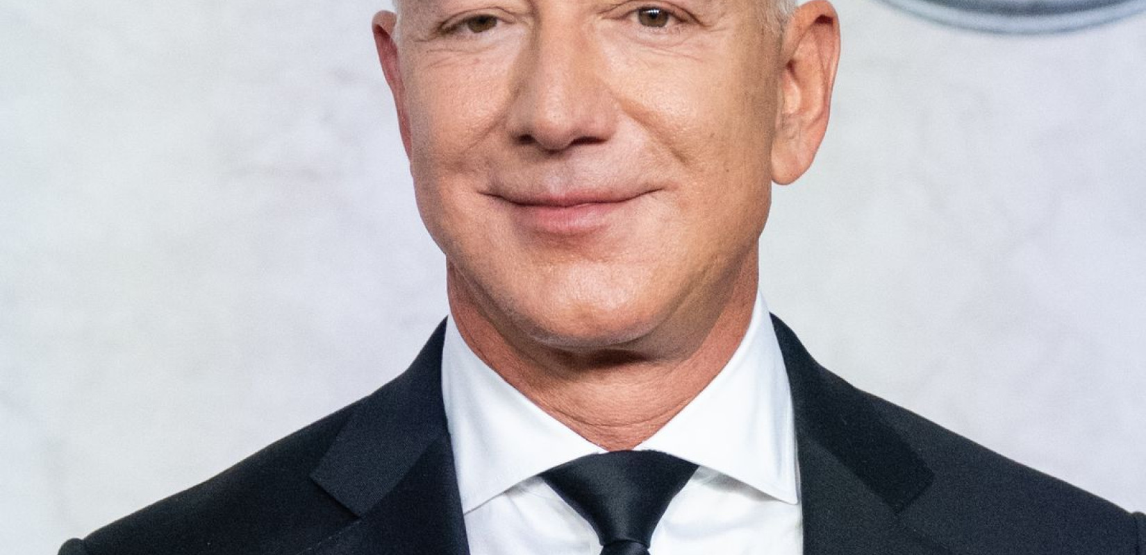 Λευκός Οίκος κατά Amazon: Η πλατφόρμα δείχνει την επιβάρυνση στις τιμές προϊόντων από τους δασμούς Τραμπ