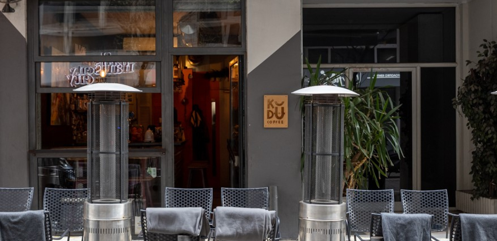 L' autre café: Τα πιο cozy vibes εκεί που χτυπά ο παλμός της Θεσσαλονίκης