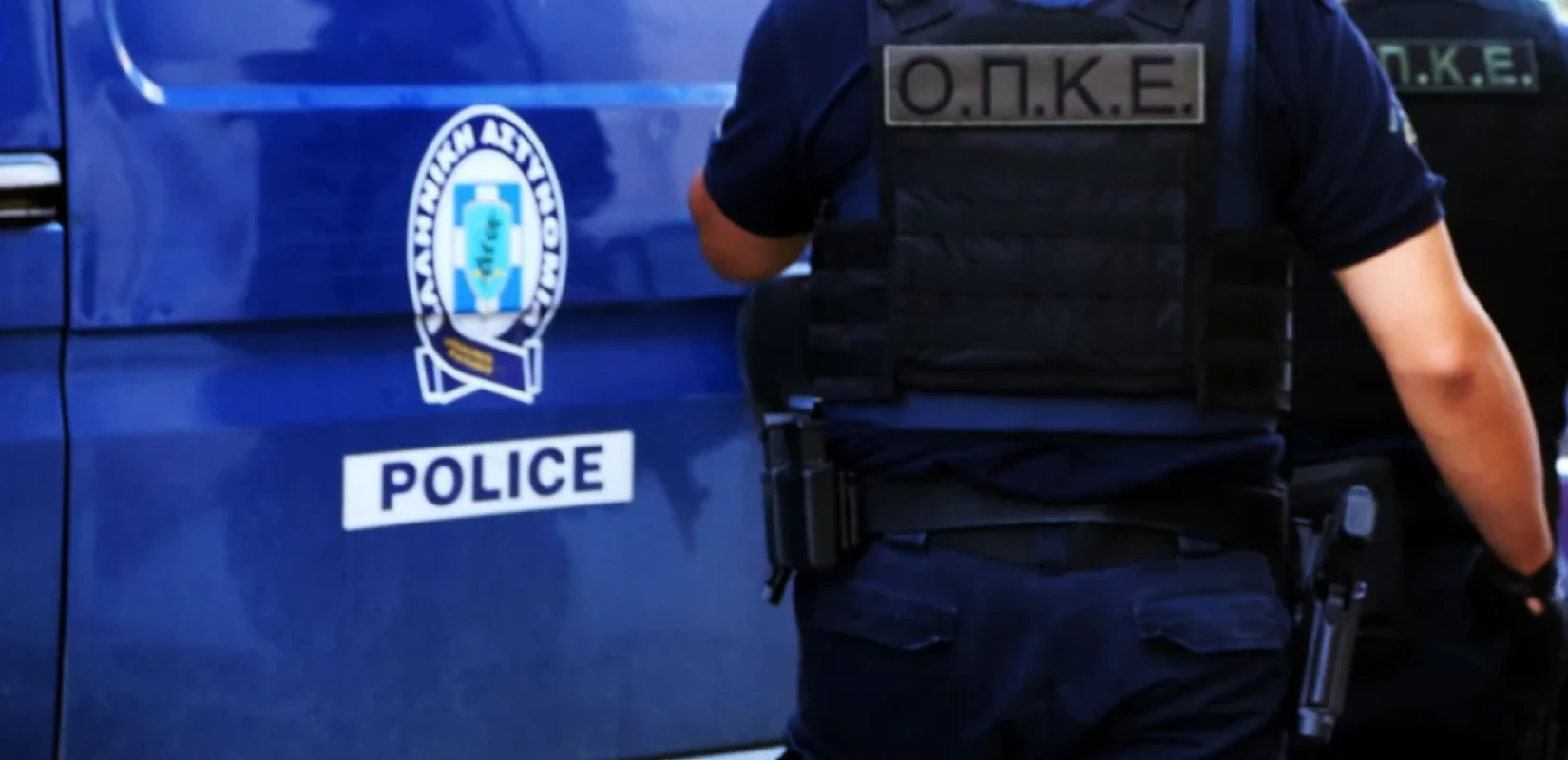 ΕΛ.ΑΣ: 13 συλλήψεις στη Δυτική Αττική - Κατασχέθηκαν ναρκωτικά, όπλα και μαχαίρια