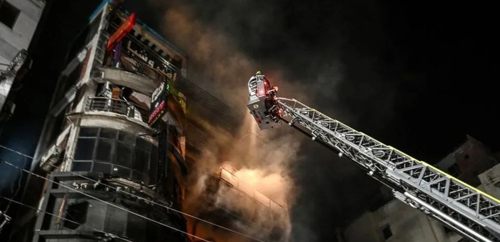 Πυρκαγιά σε εμπορικό κέντρο στο Μπανγκλαντές - Τουλάχιστον 43 νεκροί (βίντεο, φωτ.)