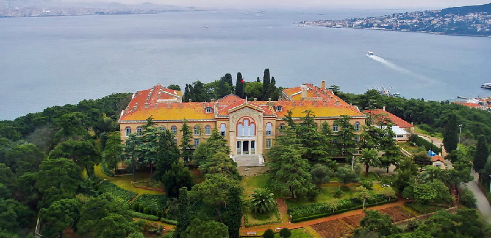 «Λευκός καπνός» για τη Χάλκη: Η Άγκυρα ανοίγει τη Θεολογική Σχολή ως Πανεπιστήμιο για να «κερδίσει» τον Τραμπ