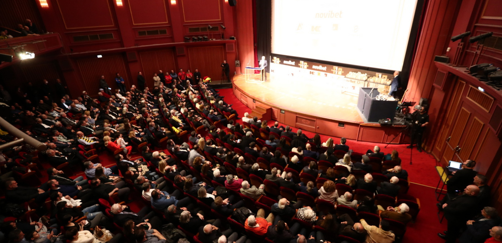 «Χρόνια πολλά, αγάπη μου γλυκιά. Και στα 1000 εγώ θα στο τραγουδώ απ' τον ουρανό»: Σείστηκε το Ολύμπιον στα γενέθλια του Άρη (βίντεο)
