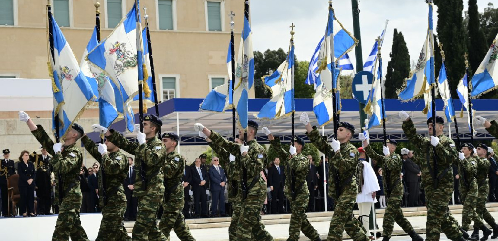 Αθήνα: Προσήχθησαν 7 άτομα επειδή προσπάθησαν να ανοίξουν σημαίες της Παλαιστίνης στην παρέλαση