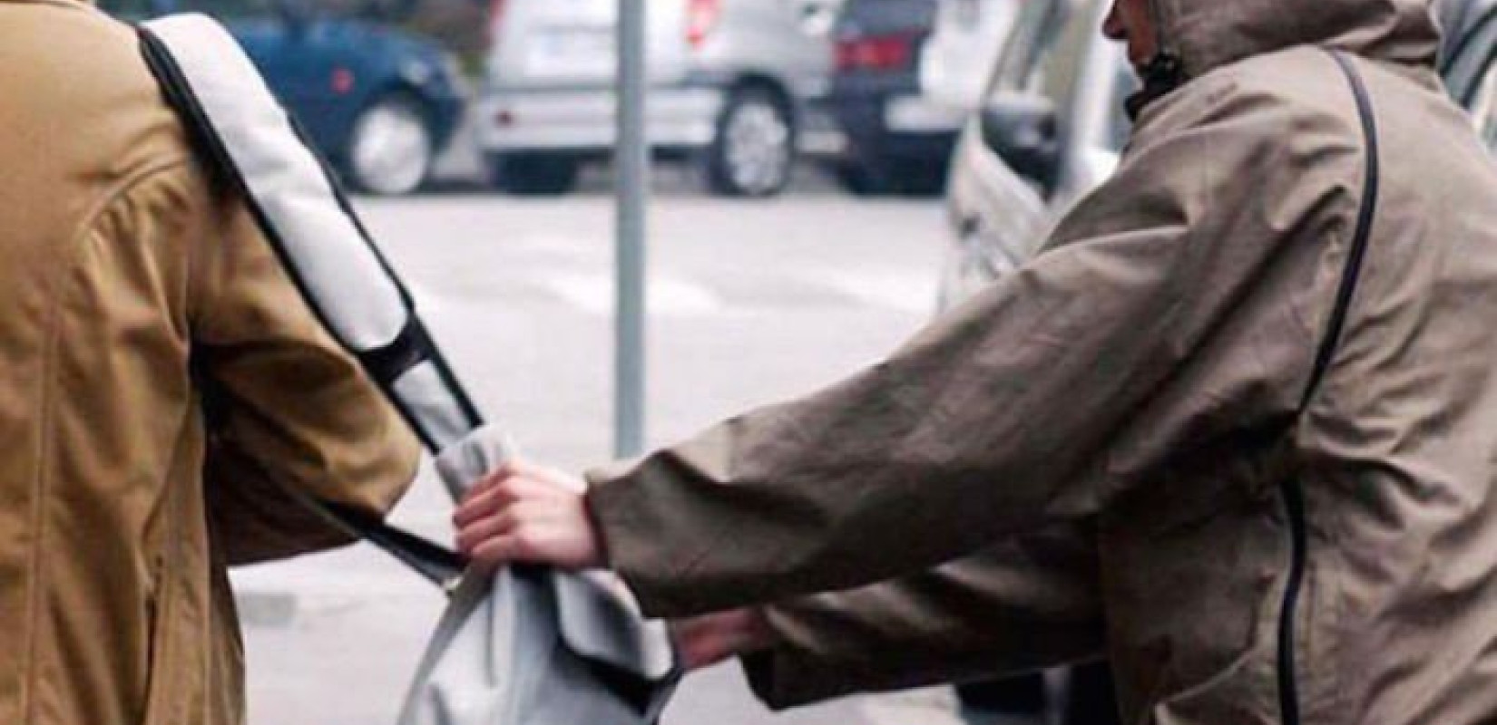Καρέ-καρέ η κλοπή τσάντας με 14.000 ευρώ μέρα-μεσημέρι στην Καλαμαριά (βίντεο)