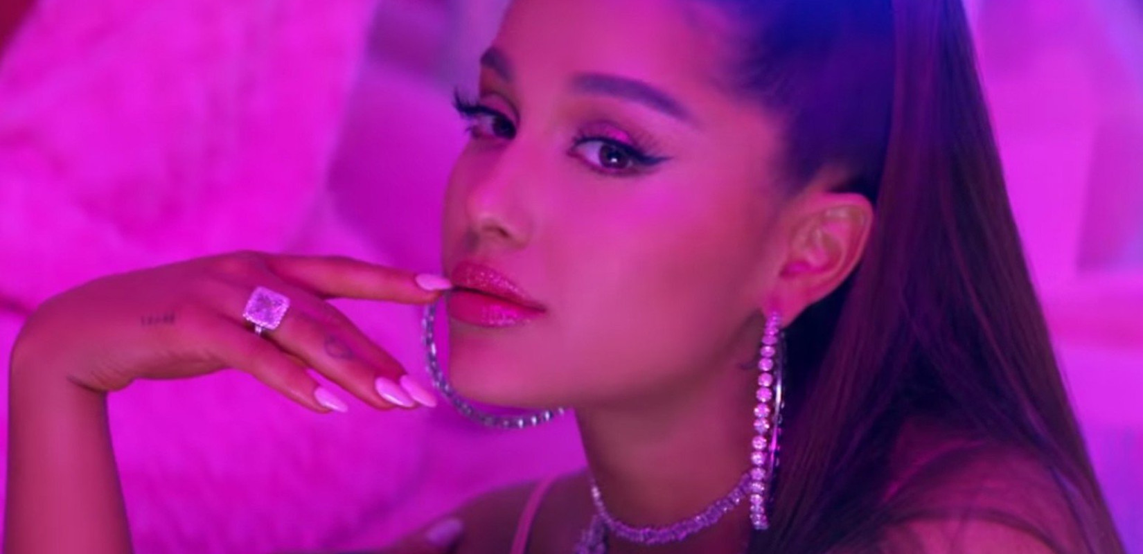 Παλεύει με την κατάθλιψη (και) η Αριάνα Γκράντε 