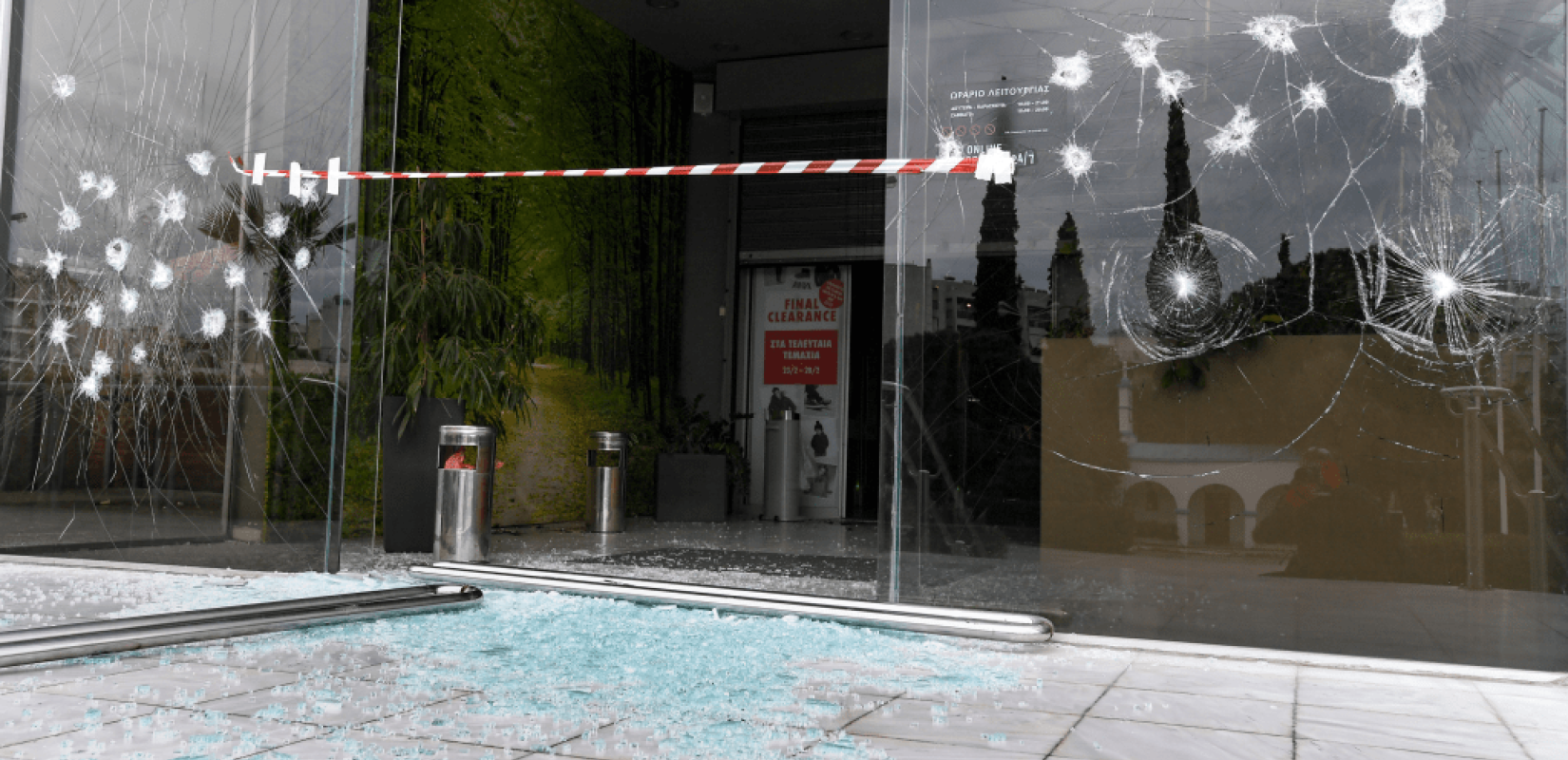 Σε δύο συλλήψεις προχώρησε η αστυνομία μετά την επίθεση του Ρουβίκωνα