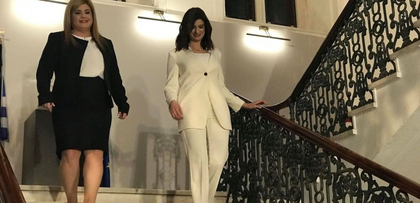 Παρέδωσε τα "κλειδιά" του ΥΜΑΘ η Κατερίνα Νοτοπούλου 