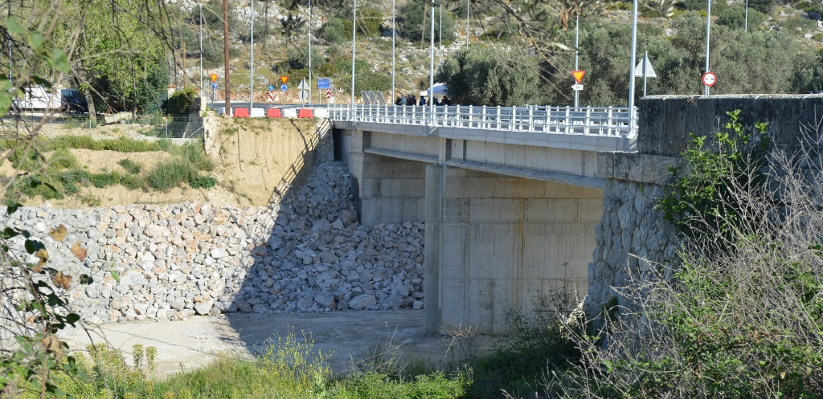 Δόθηκε στην κυκλοφορία η γέφυρα στα Φύλλα της Εύβοιας (φωτ.)