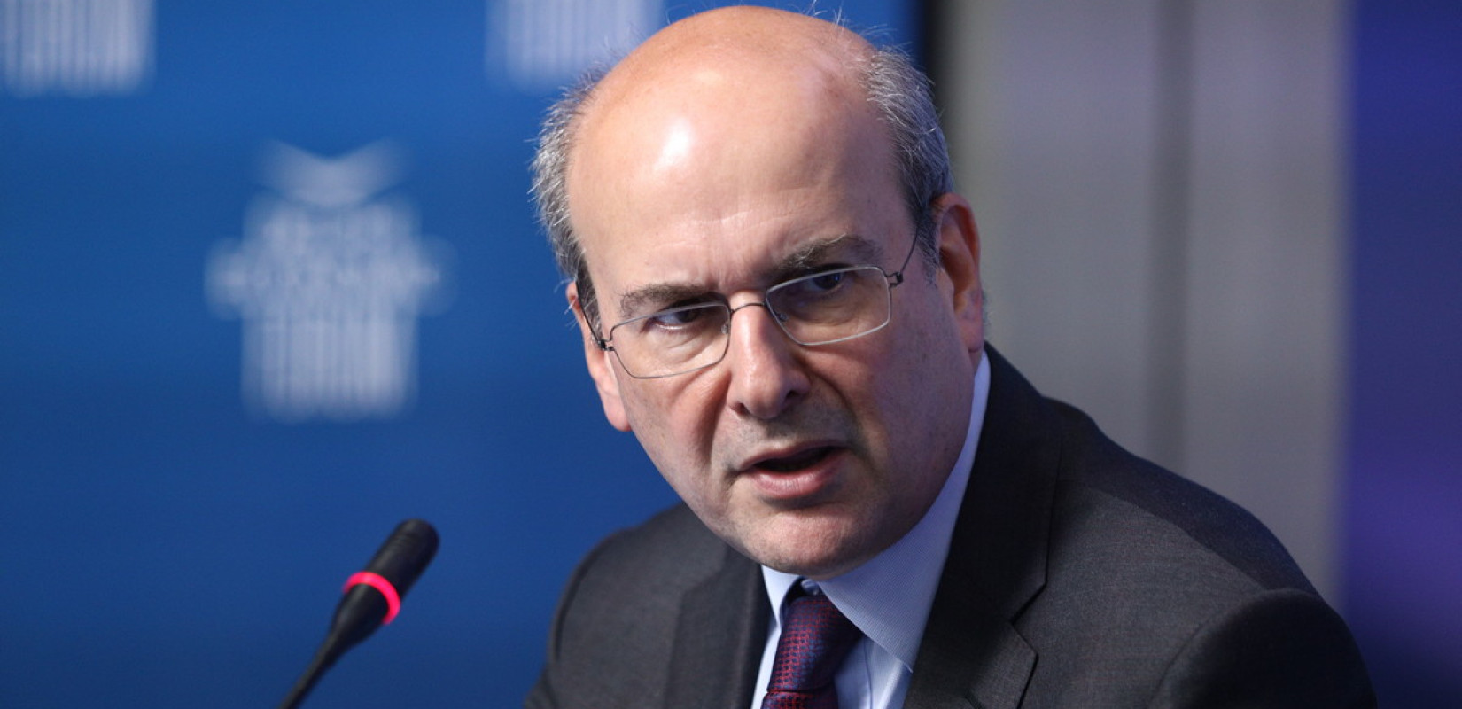 Κ. Χατζηδάκης: Το Μεσοπρόθεσμο προβλέπει μεγάλη αύξηση του ΑΕΠ, σημαντικά πλεονάσματα και μείωση ανεργίας και χρέους (βίντεο)