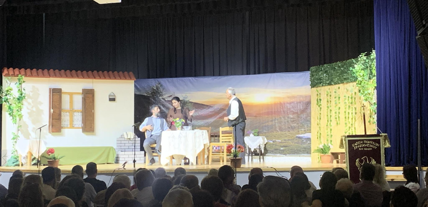 Ωραιόκαστρο: Το αδιαχώρητο στην πρεμιέρα της παράστασης «Αφορισμένον Ινιάτ»