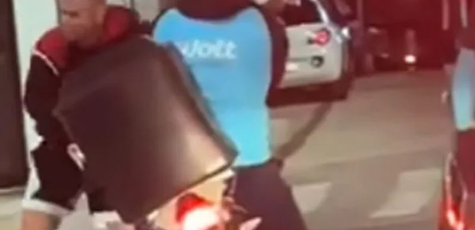 Αθήνα: Άγρια ρατσιστική επίθεση με γροθιές και βρισιές σε διανομέα στον Άγιο Δημήτριο - Σοκαριστικό βίντεο