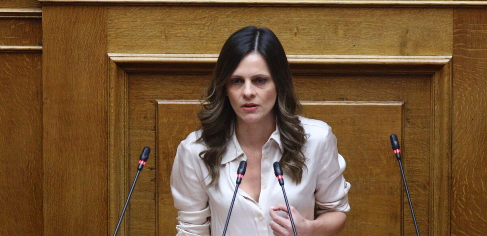 Διάλυση ΚΟ Νέας Αριστεράς: Η Έφη Αχτσιόγλου παραδίδει την έδρα της