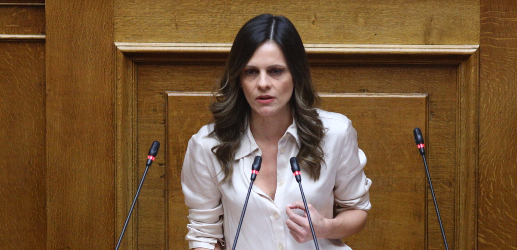 Παραιτήθηκε η Έφη Αχτσιόγλου από βουλεύτρια