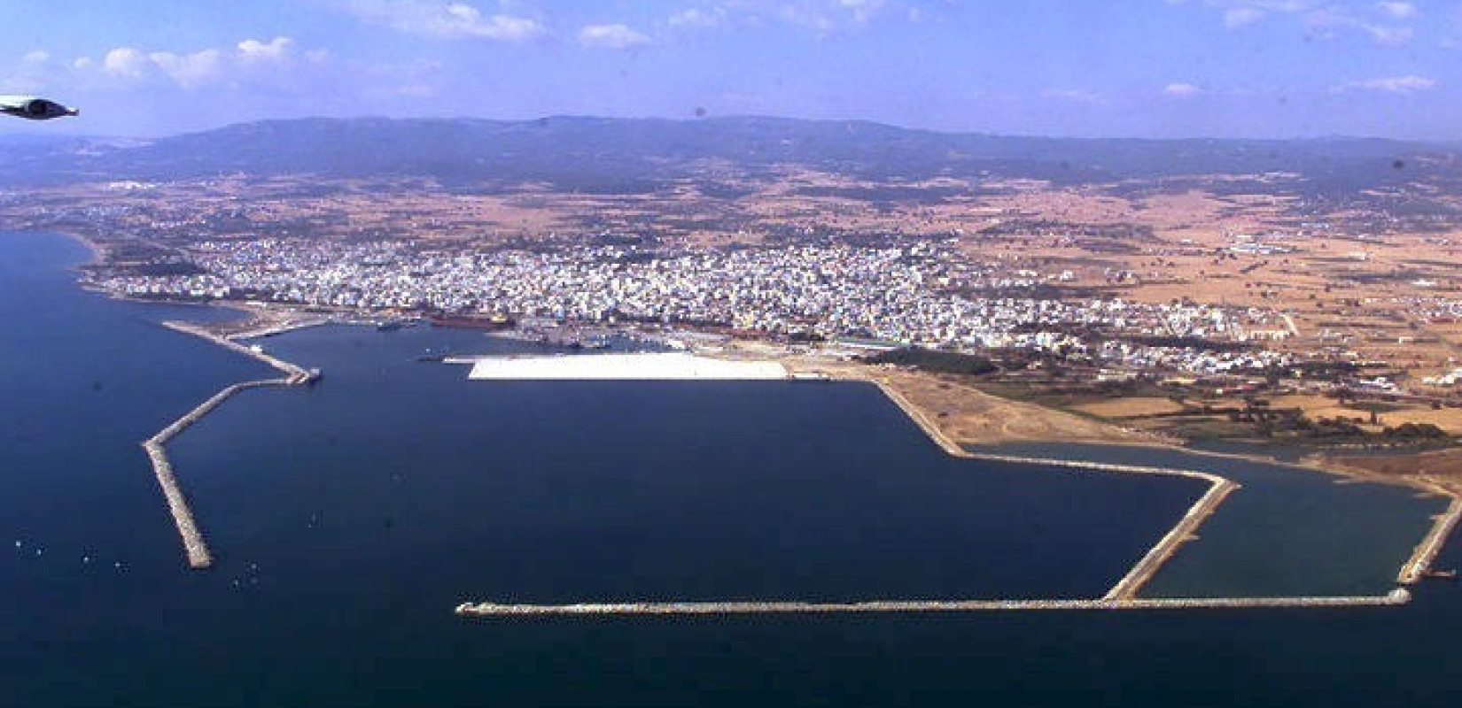 Αλεξανδρούπολη: «Βουτιά» αυτοκινήτου στο λιμανάκι - Σώες οι δύο γυναίκες