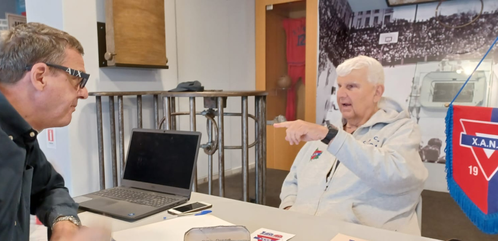 Πρωινός καφές με τον Γιωργή Μπουσβάρο (βίντεο)