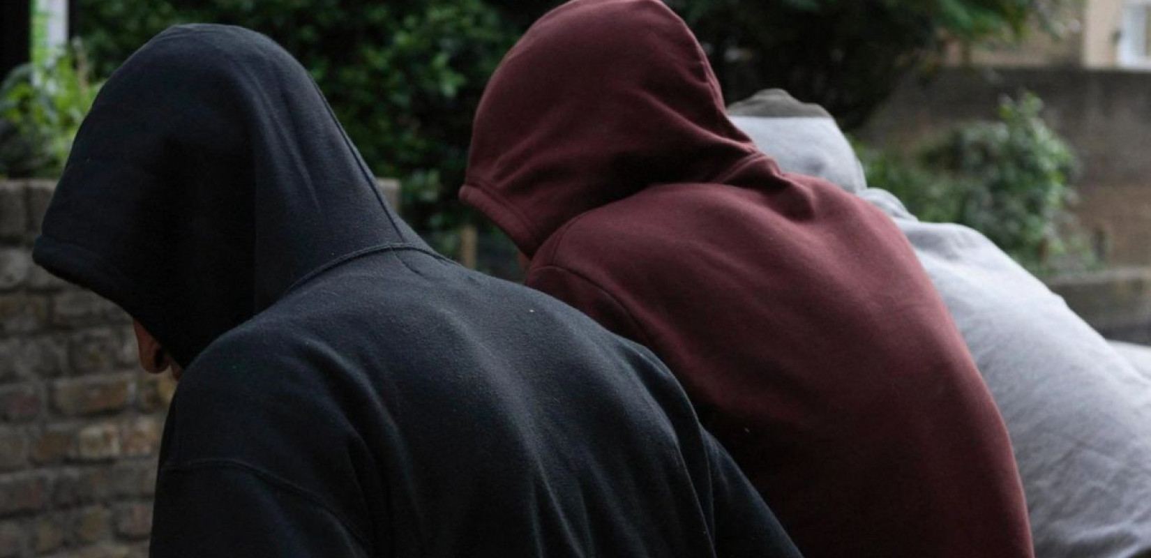 Σοκ στη Νέα Σμύρνη: 13χρονος μαχαιρώθηκε έξω από σχολείο (βίντεο)