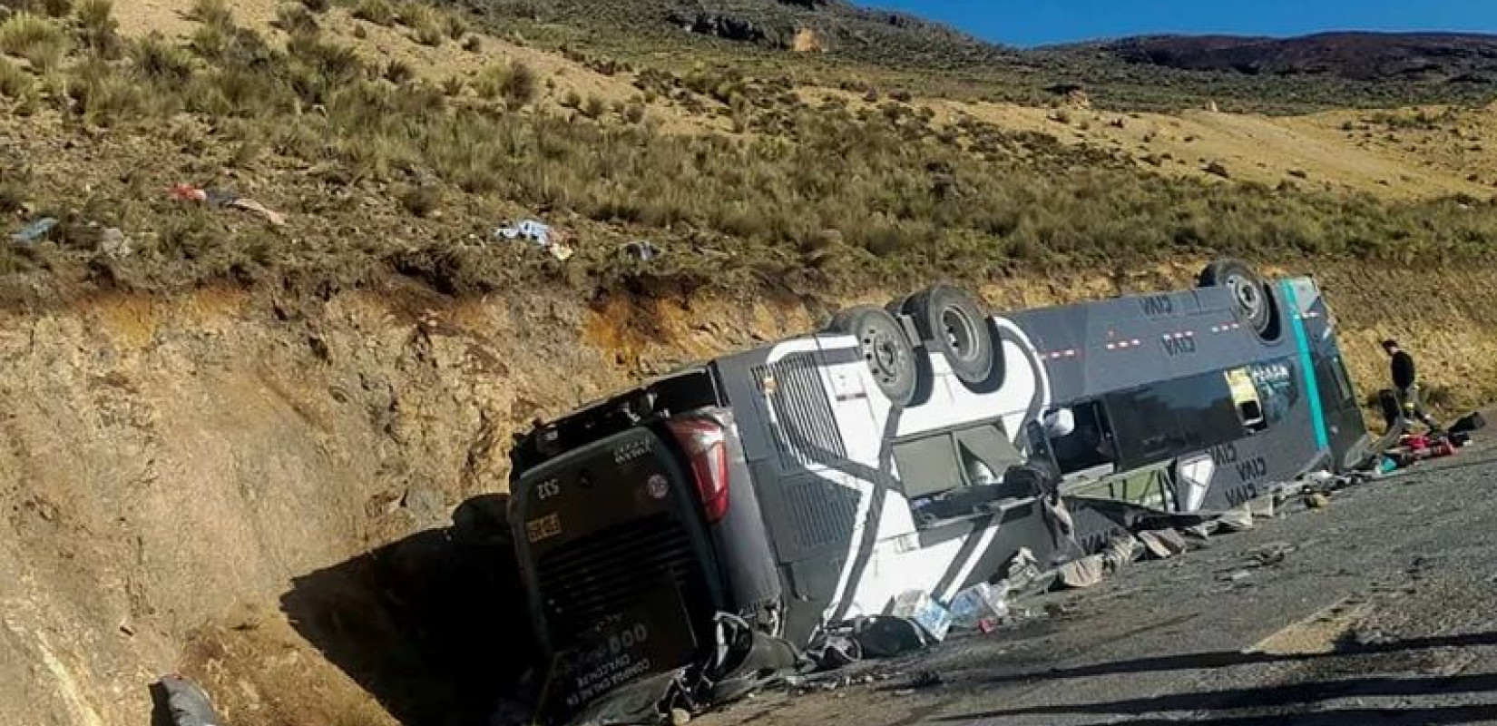 Τραγωδία στο Περού: Τουλάχιστον 16 νεκροί μετά από πτώση λεωφορείου σε γκρεμό ύψους 100 μέτρων (βίντεο)