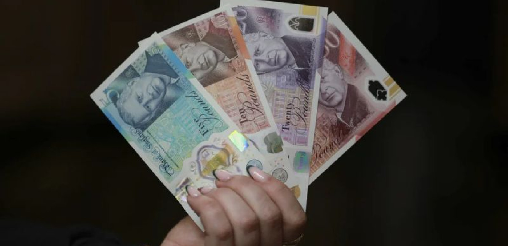 Βρετανία: Κυκλοφόρησαν τα νέα χαρτονομίσματα με το πορτρέτο του βασιλιά Κάρολου Γ'