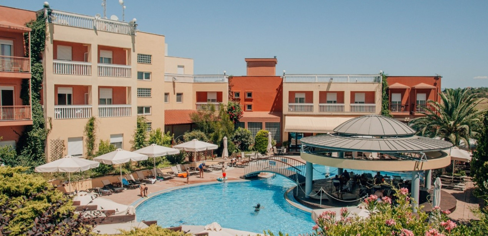 Πισίνα Ambassador Hotel: Ένας μοναδικός καλοκαιρινός προορισμός στο Πλαγιάρι