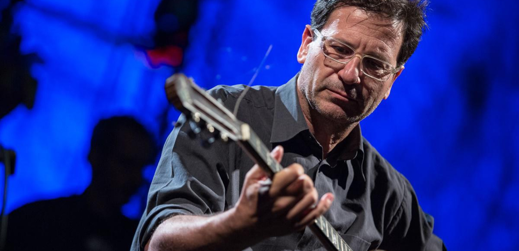 Ο Θανάσης Παπακωνσταντίνου θα τραγουδήσει για τα Τέμπη