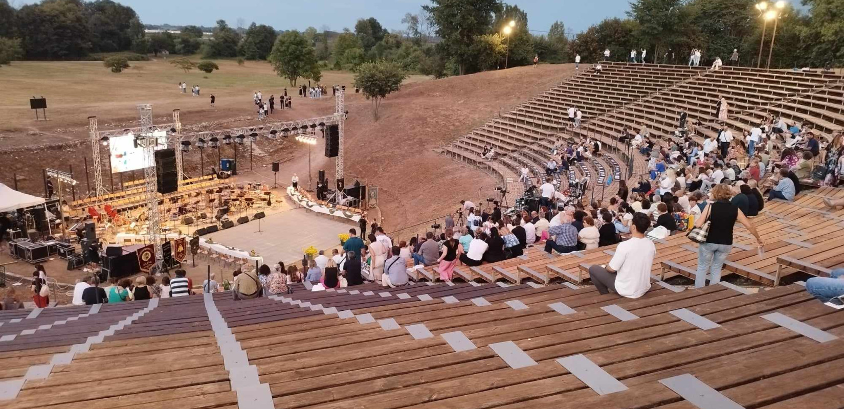 Πιερία: Η Λ. Μενδώνη εγκαινίασε τις αναβαθμισμένες εγκαταστάσεις στο Αρχαίο Θέατρο Δίου