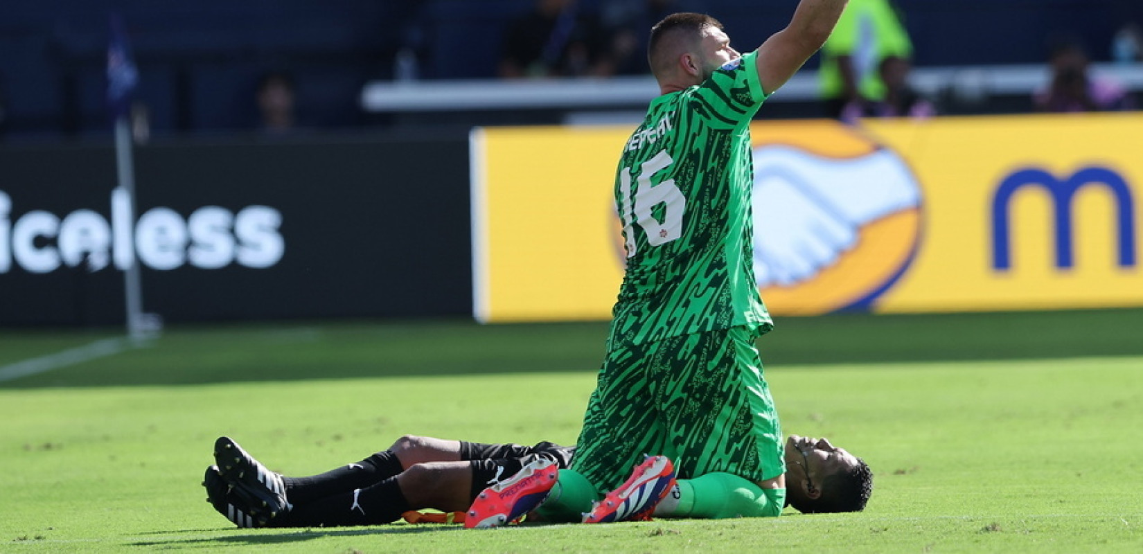 Copa America: Κατέρρευσε λόγω ζέστης ο επόπτης στον αγώνα Περού - Καναδάς (βίντεο)