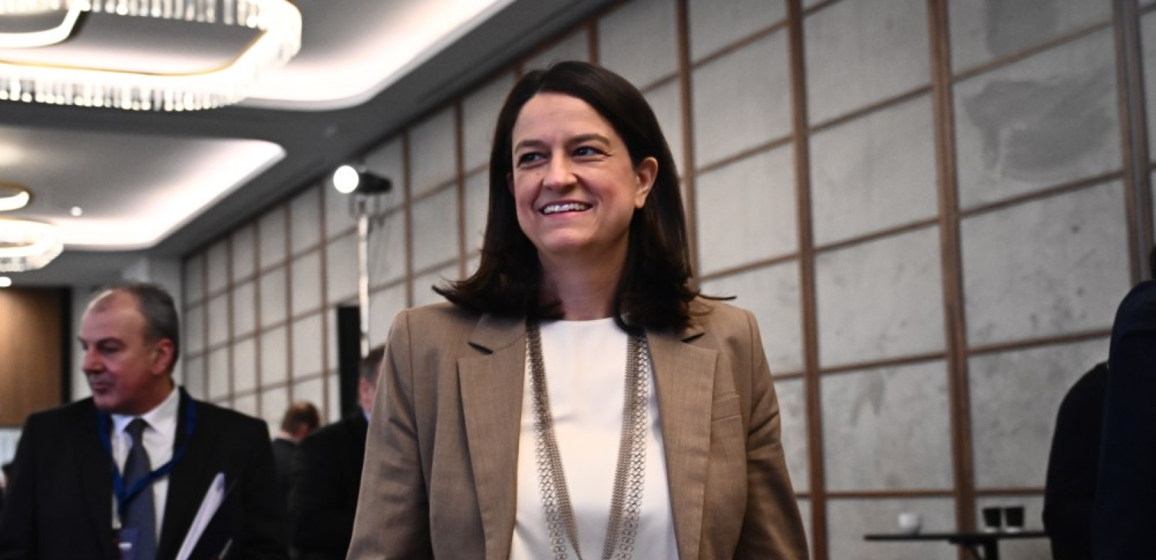 Ν. Κεραμέως: Το 2027 ο μέσος μισθός μπορεί να ξεπεράσει και τα 1.500 ευρώ