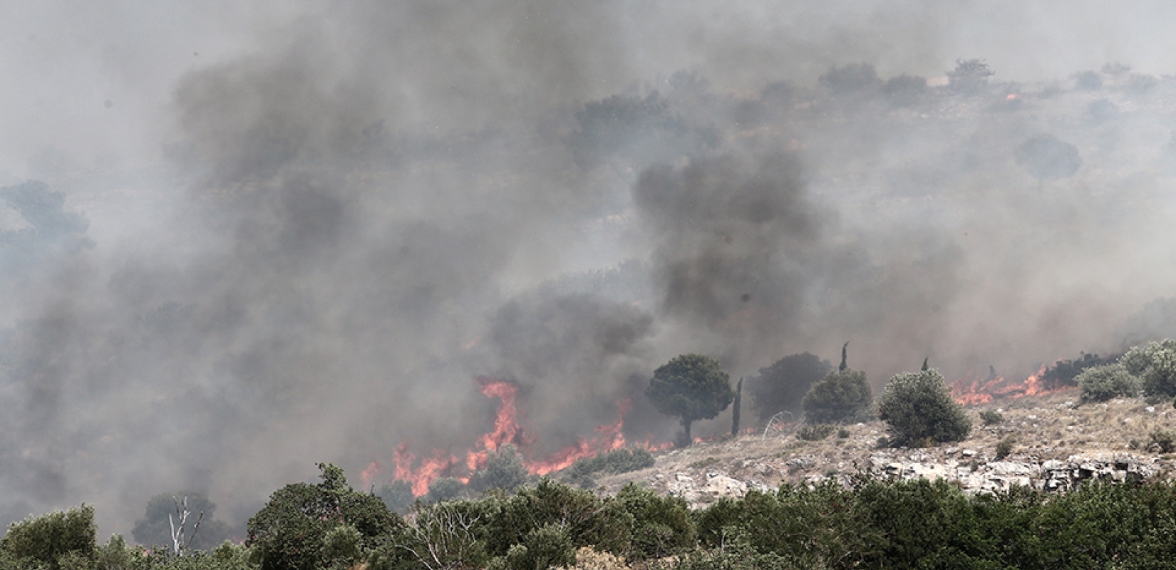 Μαίνονται για τρίτη ημέρα οι φωτιές σε Φαλακρό και Πάικο