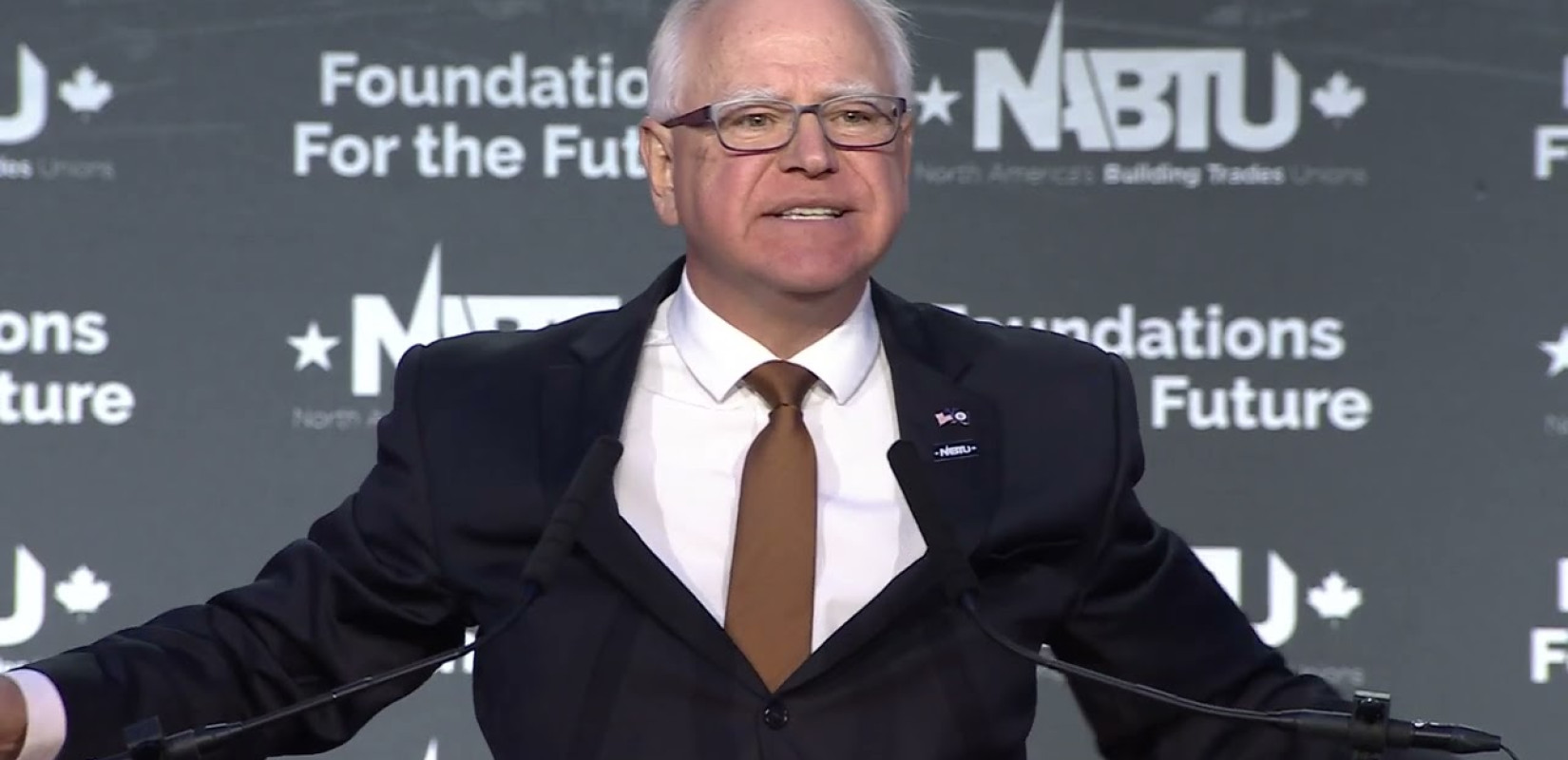 ΗΠΑ: Είναι η «μεγαλύτερη τιμή στη ζωή μου», δηλώνει ο υποψήφιος αντιπρόεδρος της Χάρις, Τιμ Γουόλς