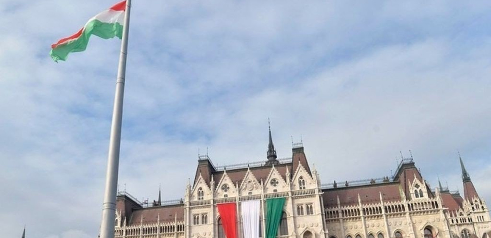 Η Κομισιόν ζητά από την Ουγγαρία να αποσύρει το νομοσχέδιο που απειλεί τις ΜΚΟ και τα ανεξάρτητα μέσα ενημέρωσης