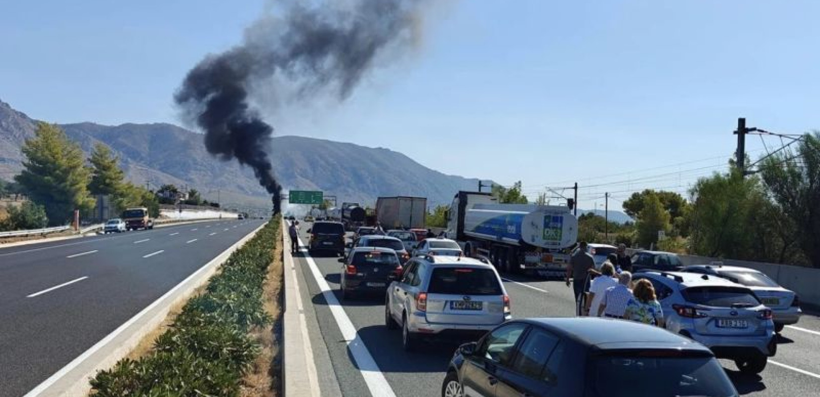 Έσβησε η φωτιά στην Αθηνών–Κορίνθου: Στο νοσοκομείο, εκτός κίνδυνου ο οδηγός βυτιοφόρου - Αποκαθίσταται σταδιακά η κυκλοφορία (φωτ.)