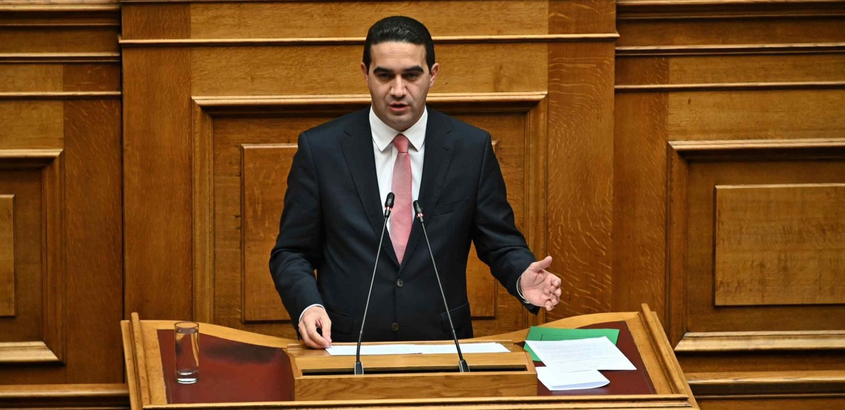 ΠΑΣΟΚ: Ο υπουργός Εθνικής Άμυνας δημιουργεί τεράστια αναταραχή στις Ένοπλες Δυνάμεις