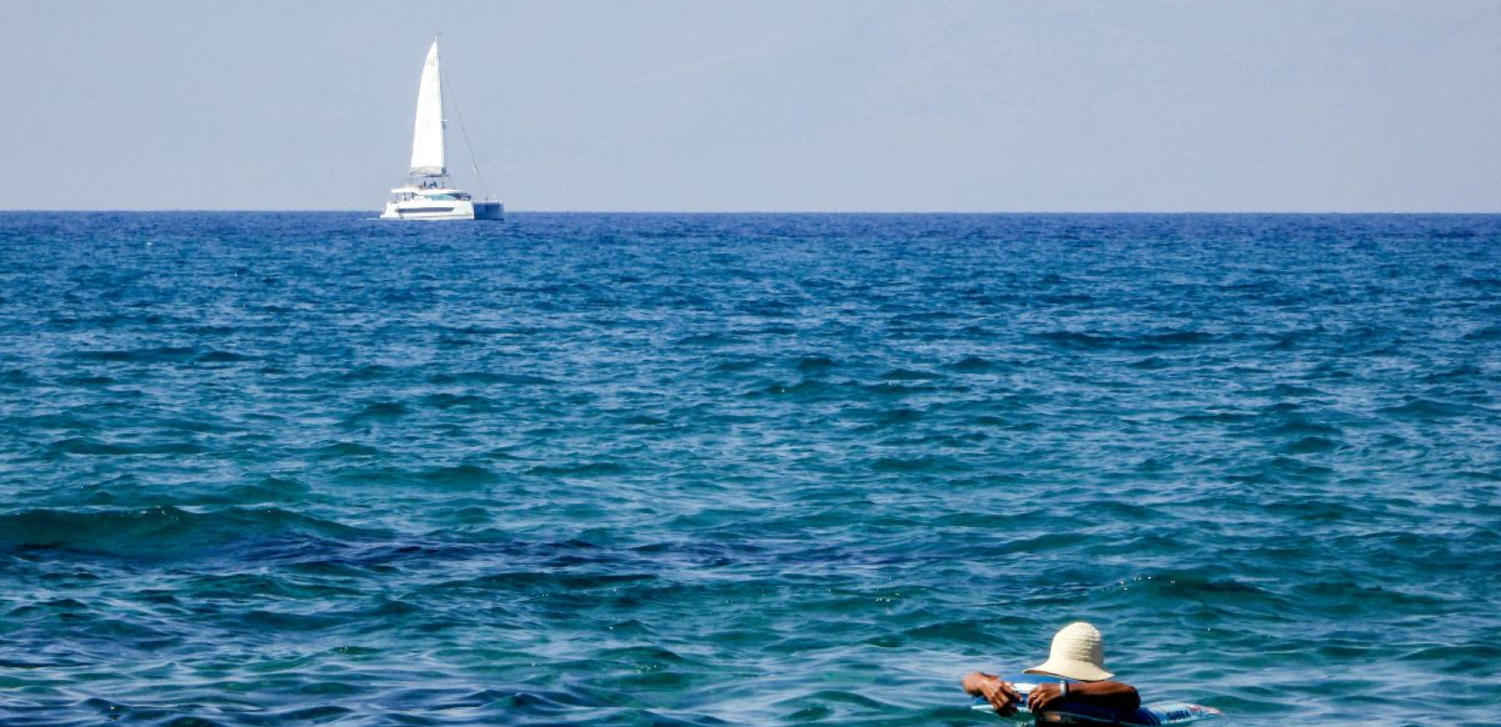 Σαντορίνη: 50χρονη κολυμβήτρια αποκλείστηκε πάνω σε βράχια στη νησίδα του Αγίου Νικολάου Οίας