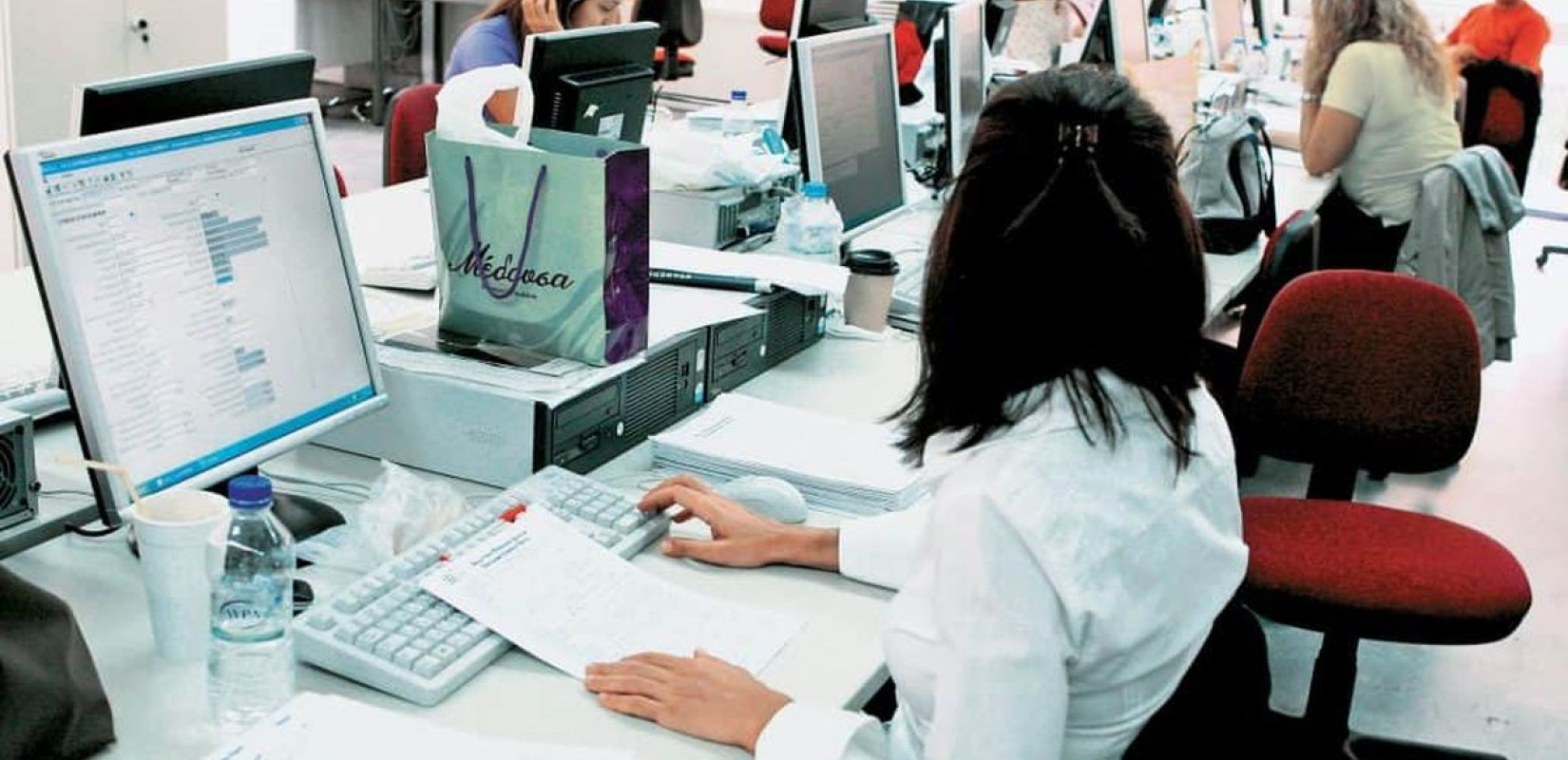 Διπλό πακέτο αυξήσεων και φοροελαφρύνσεων για 750.000 δημοσίους υπαλλήλους από το 2026