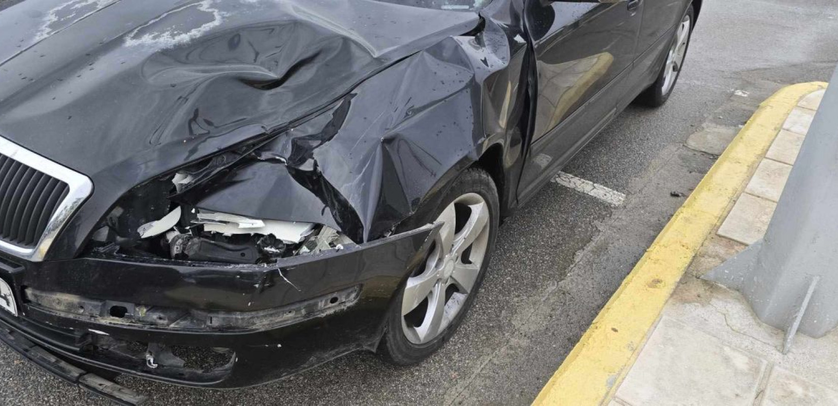 Αθήνα: Αυτοκίνητο έπεσε σε κολόνα της ΔΕΗ στη λεωφόρο Κατεχάκη (βίντεο)