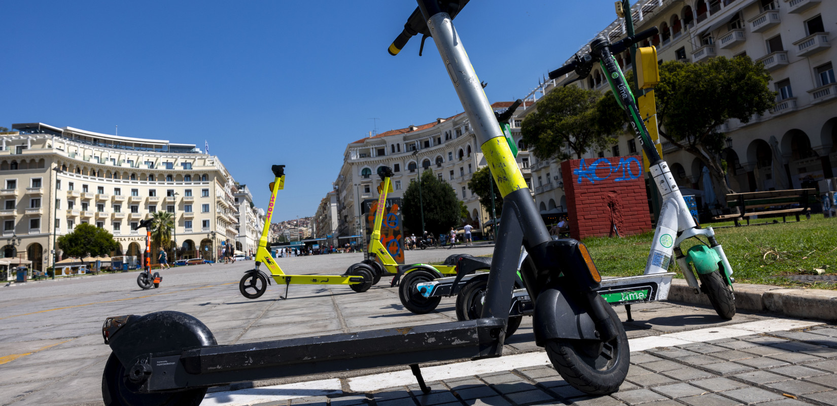 Σε δημόσια διαβούλευση το νέο πλαίσιο για τα ηλεκτρικά πατίνια - Απαγόρευση χρήσης και αγοράς κάτω των 17 ετών