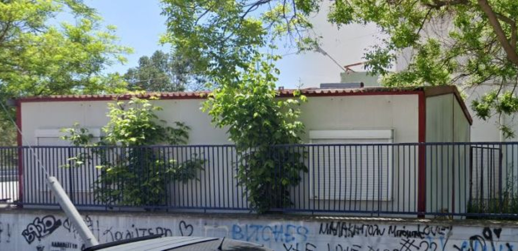 Βόλος: Σχολικός φύλακας είχε μετατρέψει αίθουσα κοντέινερ σε... γκαρσονιέρα - Εισαγγελική παρέμβαση