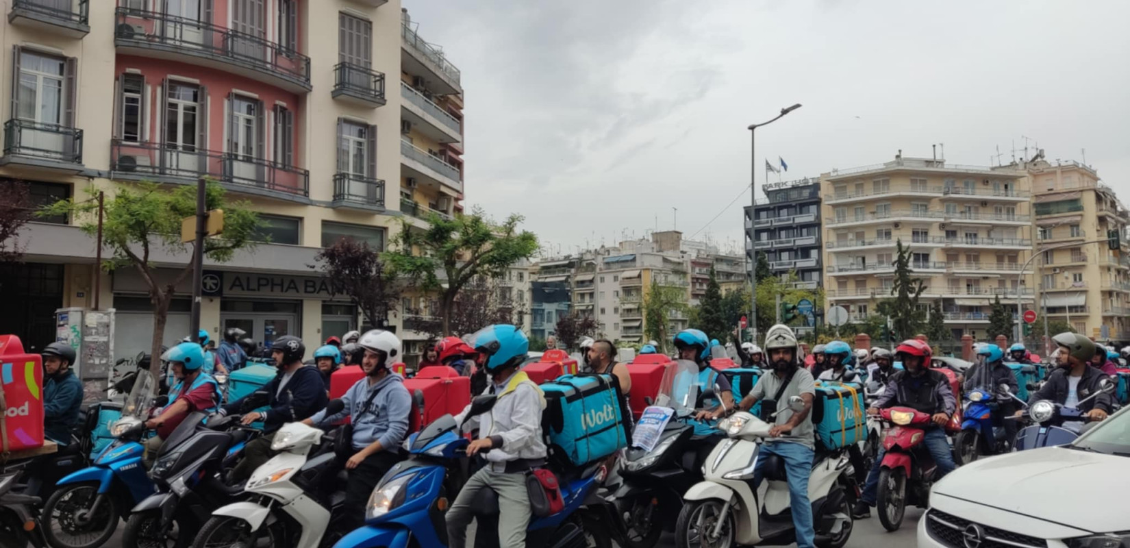 Θεσσαλονίκη: Νέα μοτοπορεία των διανομέων efood και wolt - «Δεν σταματάμε μέχρι να ακουστούν τα αιτήματα μας»