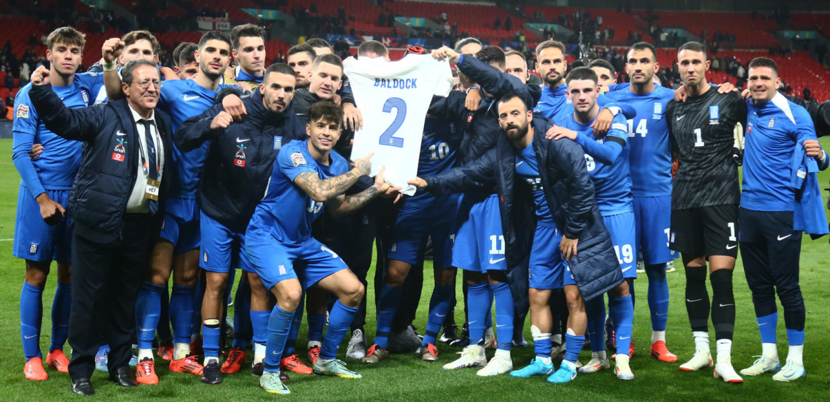 Οι διεθνείς ύψωσαν τη φανέλα του Μπάλντοκ και δάκρυσαν μαζί με τους Έλληνες φιλάθλους στο Γουέμπλεϊ