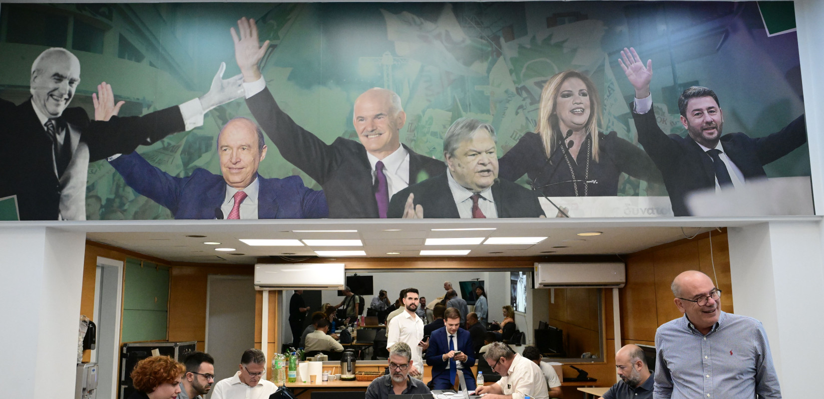 Επανεξελέγη πρόεδρος του ΠΑΣΟΚ- ΚΙΝΑΛ με 59,92% ο Νίκος Ανδρουλάκης έναντι του 40,08% του Χάρη Δούκα