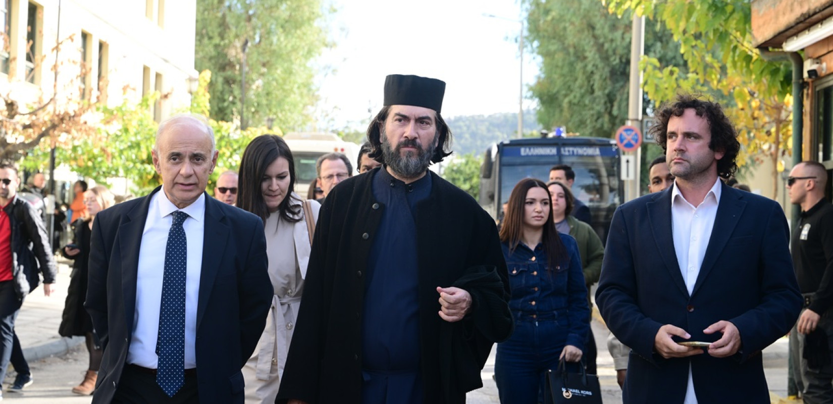 Ο π. Αντώνιος, αντί να απολογηθεί στο Δικαστήριο, προτίμησε τις τηλεοπτικές συνεντεύξεις, δηλώνουν οι δικηγόροι των θυμάτων στη δίκη για την Κιβωτό του Κόσμου