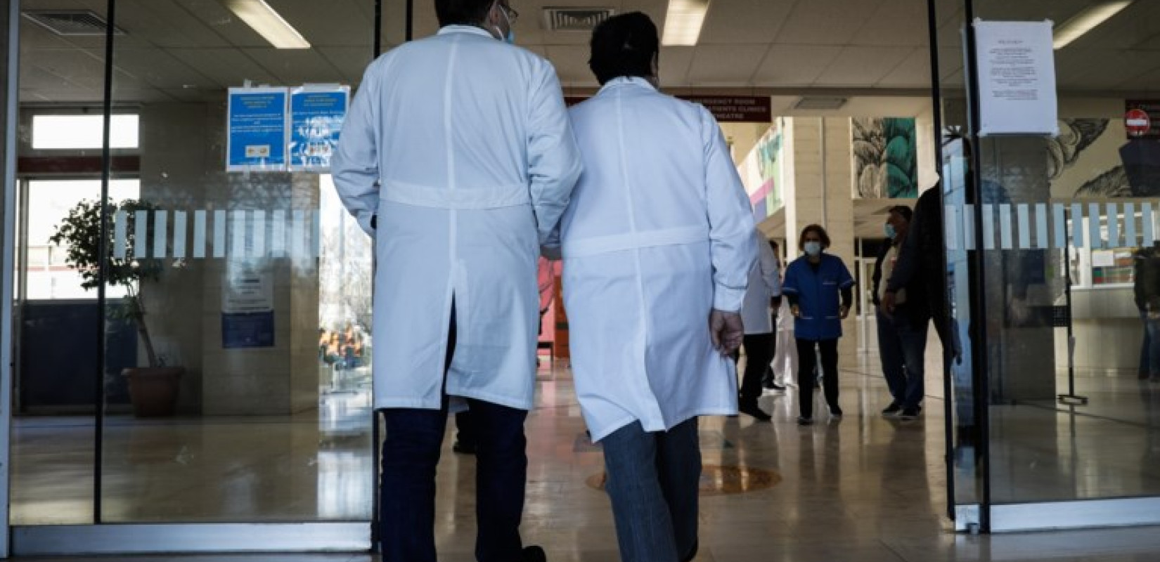 ΕΟΔΥ: τρεις θάνατοι από COVID-19 και 2 από γρίπη την τελευταία εβδομάδα