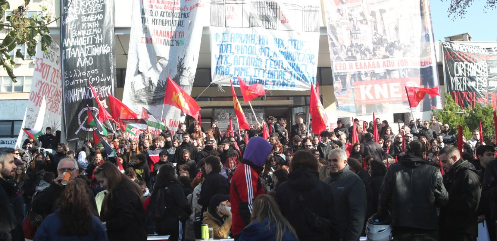 Θεσσαλονίκη: Γέμισε στεφάνια και λουλούδια το Πολυτεχνείο του ΑΠΘ, 51 χρόνια μετά την εξέγερση των φοιτητών (φωτ.)