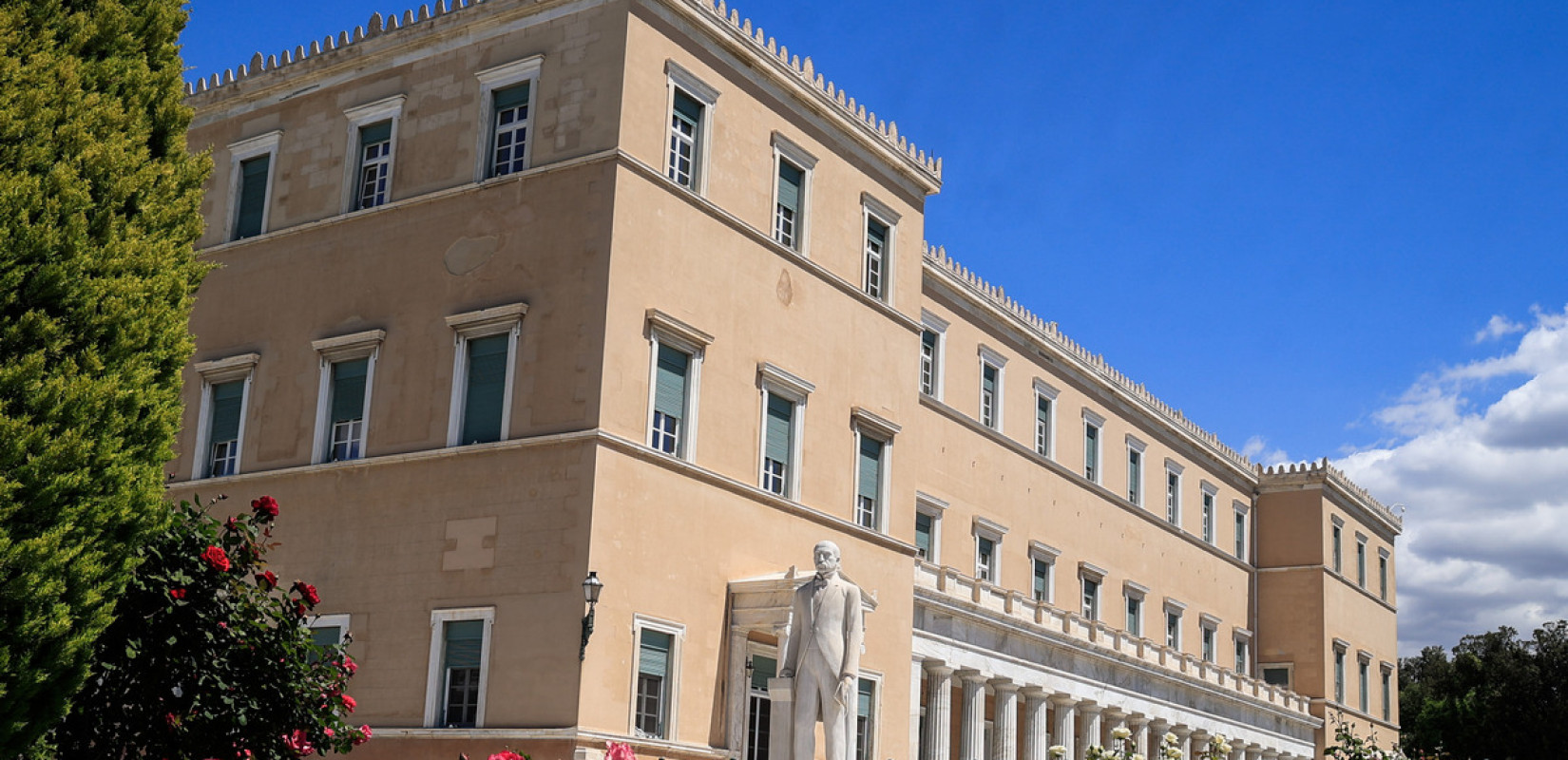 Βουλή: Μήνυμα ευαισθητοποίησης για τη δυσλεξία - Φωταγώγηση του Κοινοβουλίου