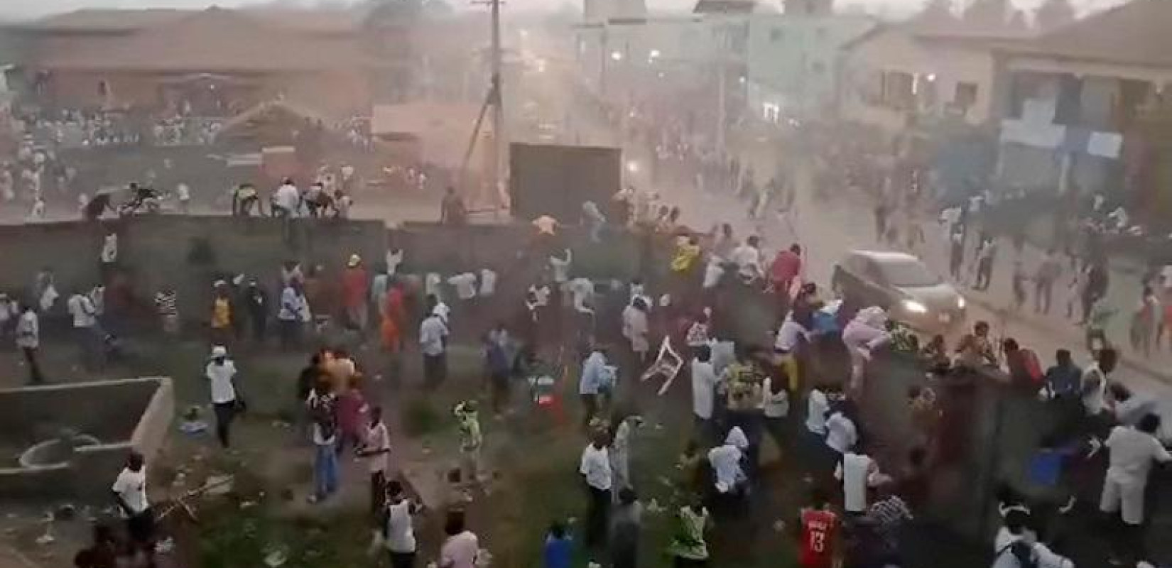 Αποτροπιασμός στη Γουινέα: Τουλάχιστον 100 νεκροί σε επεισόδια σε ποδοσφαιρικό αγώνα (βίντεο)