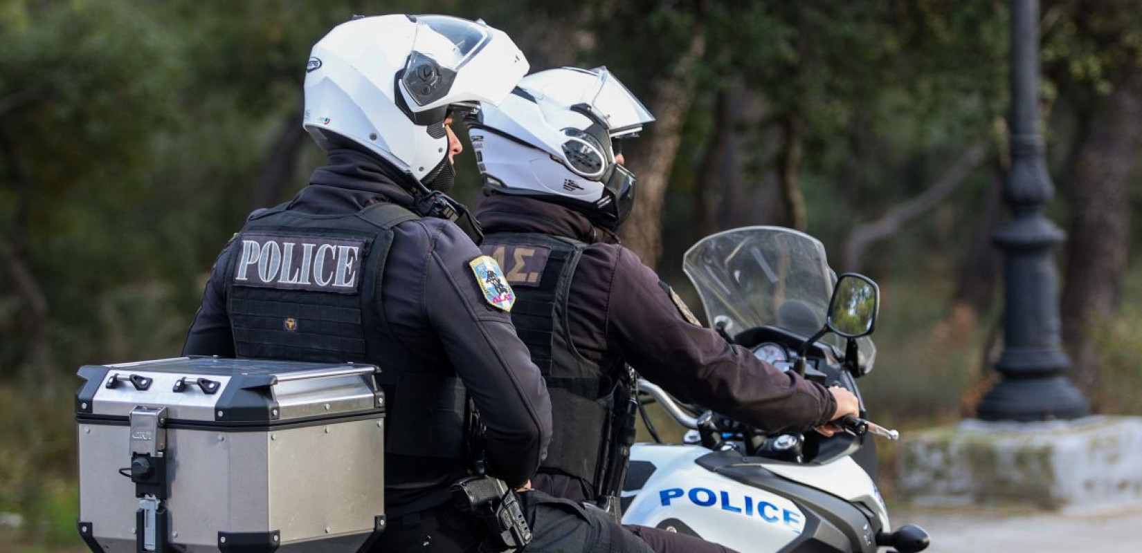 Θεσσαλονίκη: Δύο ανήλικοι πιάστηκαν να κλέβουν ρούχα από κατάστημα