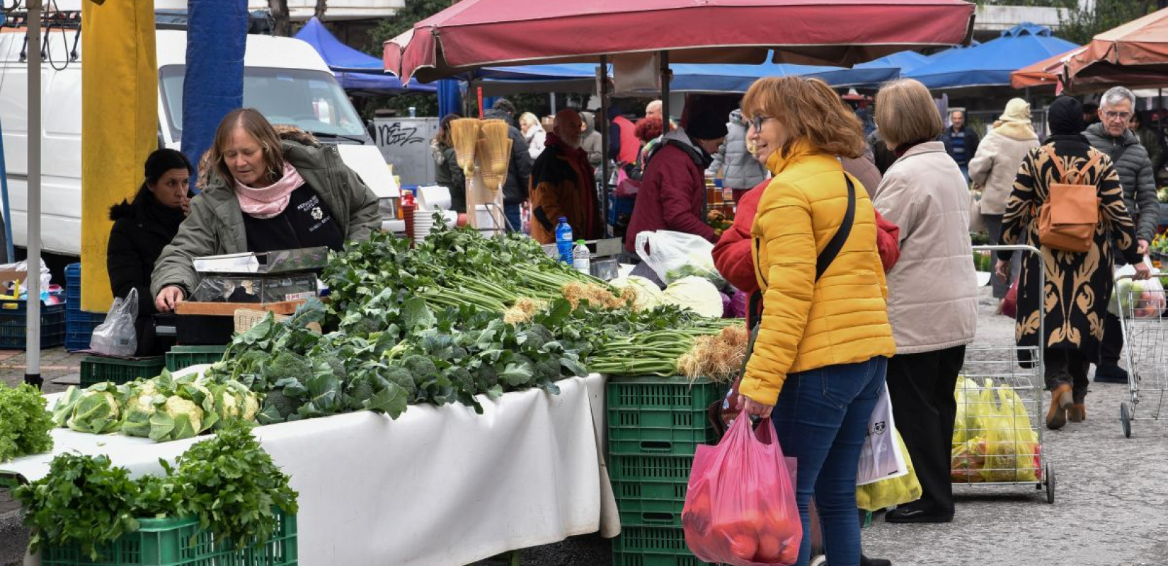 Θεσσαλονίκη: Αναστάτωση σε λαϊκή αγορά -  Μαχαίρι εκσφενδονίστηκε και τραυματίστηκε μωρό σε καρότσι